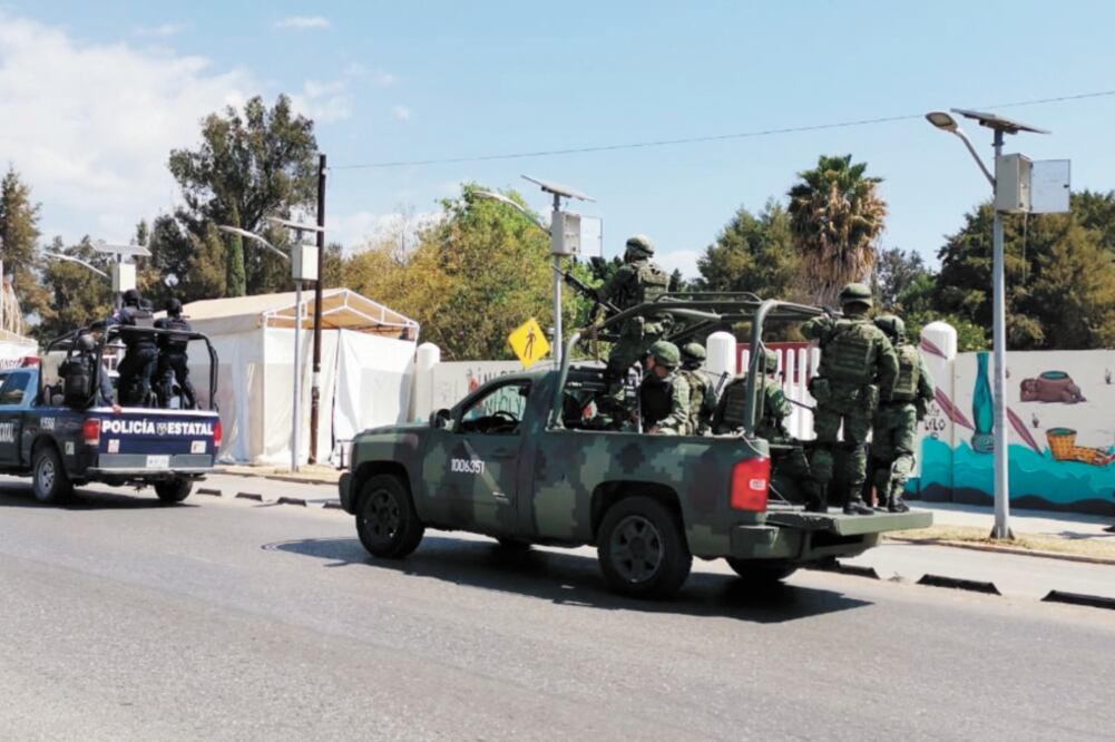 Cooperación. Al crucero de Cinco Señores arribaron unos 400 policías estatales para disuadir la protesta; a ellos se integraron elementos del Ejército. Foto: EDWIN HERNÁNDEZ. EL UNIVERSAL