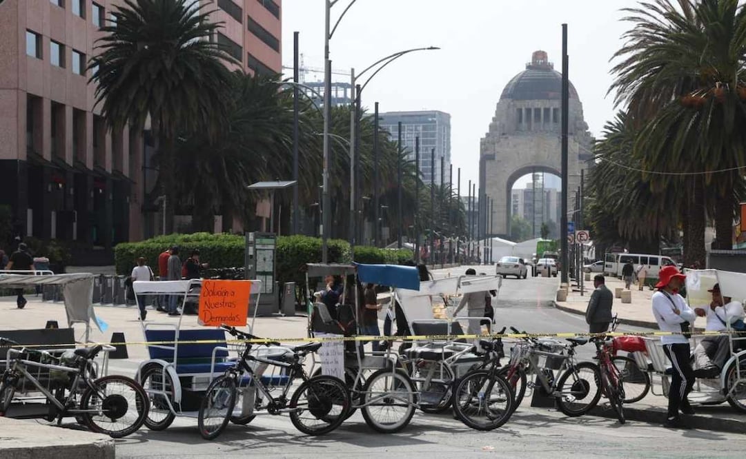 Bicitaxis realizan un bloqueo en la intersección de Paseo de la Reforma y Bucareli exigiendo la regularización de sus unidades. | Foto: Valente Rosas.