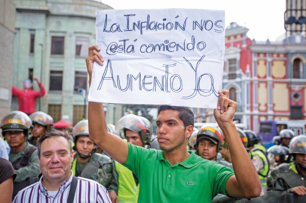 Venezolanos acompañan a algunos alcaldes opositores a exigir, ayer en la vicepresidencia de Caracas, el pago de beneficios salariales adeudados desde el primer trimestre del año (MIGUEL GUTIÉRREZ. EFE)
