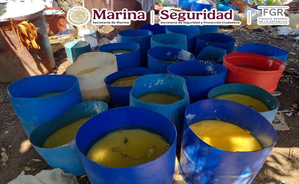 La Marina Armada, la FGR y la SSPC inhabilitaron tres laboratorios clandestinos ligados a “Los Chapitos”, en la comunidad de Corralejo, Sinaloa, en los que había 16 mil 350 kilogramos de aparente metanfetamina, 4 mil 350 litros de precursores y 5 mil 700 kilogramos de sustancias sólidas. Foto: Semar