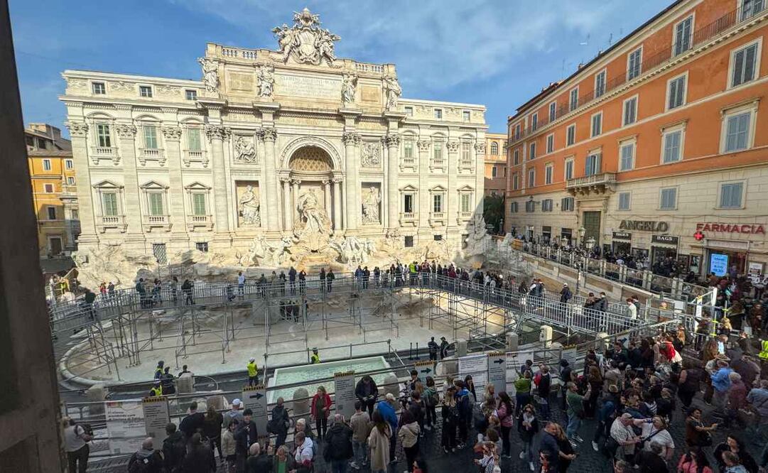 Turistas en Roma podrán contemplar Fuente de Trevi desde una pasarela elevada mientras el monumento se somete a mantenimiento, aunque ya no podrán lanzar monedas. Foto: EFE