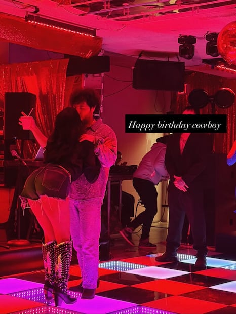 Selena Gomez y Benny Blanco durante la celebración. Foto: Instagram @selenagomez