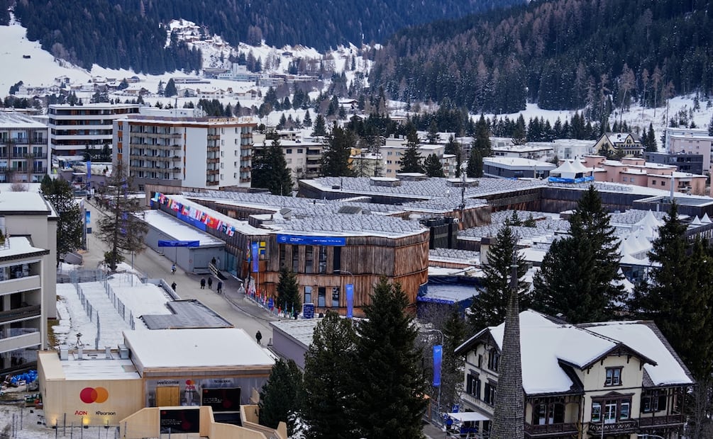 La jefa del Banco Central Europeo, Christine Lagarde; la directora del Fondo Monetario Internacional, Kristalina Georgieva, y la directora de la Organización Mundial del Comercio, Ngozi Okonjo-Iweala, en un panel de discusión en Davos, Suiza. Foto: AFP