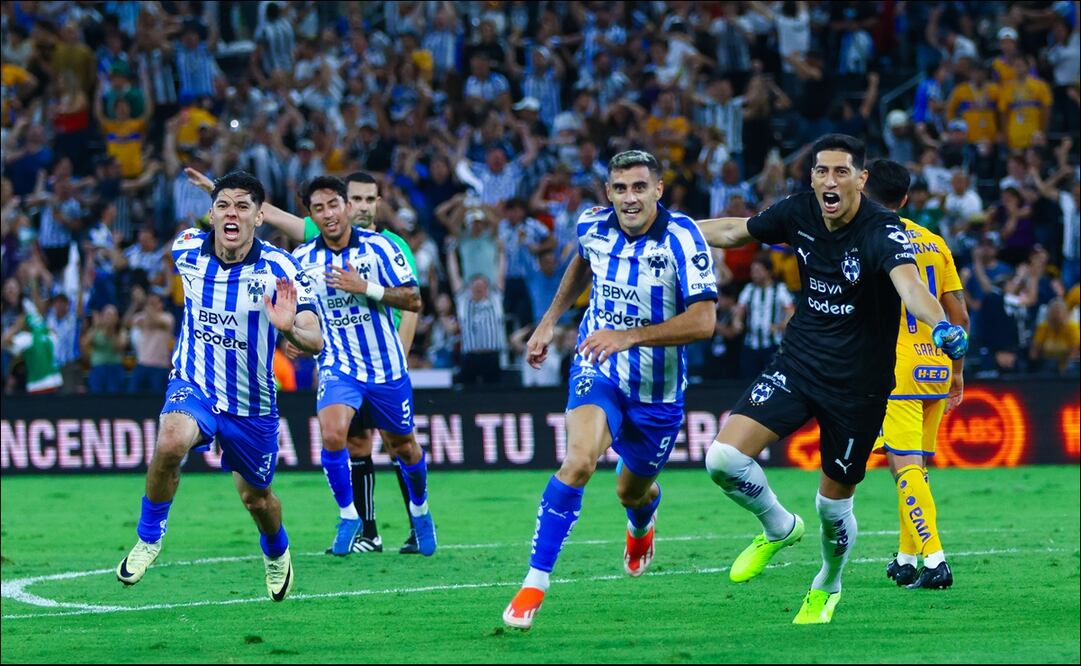 Jugadores de Rayados celebran una de las anotaciones ante Tigres. FOTO: Imago7
