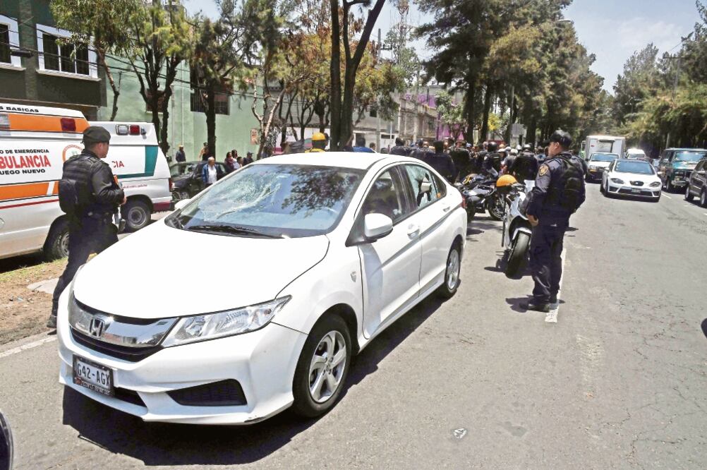 A las 13:30 horas de ayer, dos hombres armados intentaron robar a automovilista, quien le disparó a uno de ellos y por esa causa fue llevado al MP. (JUAN ARMANDO MARTÍNEZ. EL UNIVERSAL)