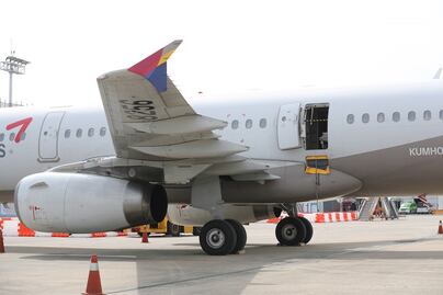 ¡Le urgía! Pasajero que abrió la puerta del avión en pleno vuelo responde por qué lo hizo