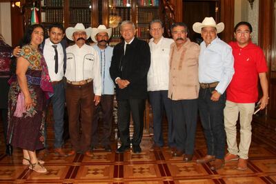 AMLO recibe a familia de Emiliano Zapata en Palacio Nacional