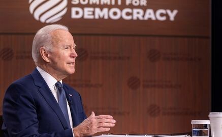 Joe Biden advierte de "desafíos alarmantes" para la democracia