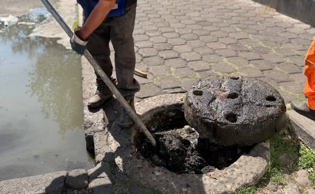 Alcaldía Cuauhtémoc realiza trabajos de desazolve en Tlatelolco; intervienen 26 puntos del drenaje.
Foto: Especial.