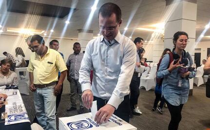 Ricardo Anaya acude a votar en elección interna del PAN