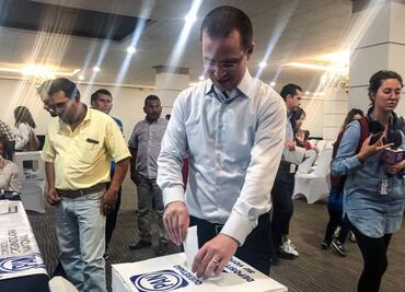 Ricardo Anaya acude a votar en elección interna del PAN