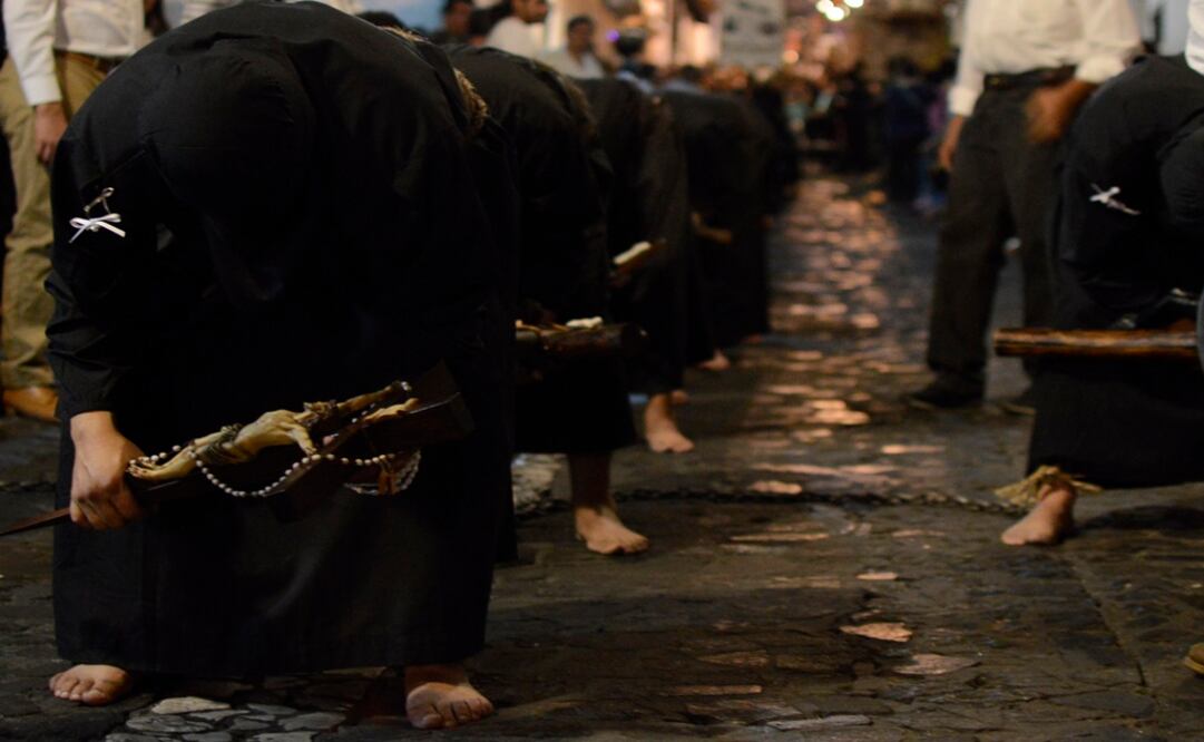 Entre cadenas y tambores, decenas de personas realizaron la tradicional Procesión de las Ánimas del Purgatorio. 