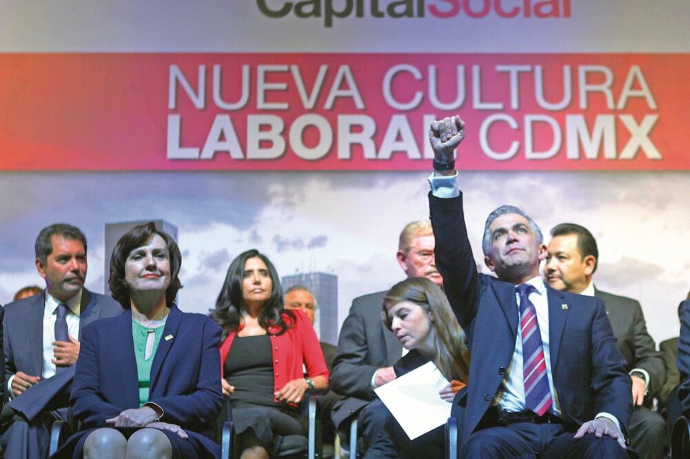 Arropado por más de tres mil burócratas y los integrantes del gabinete legal y ampliado, Mancera Espinosa dio a conocer las nuevas políticas laborales (IVAN STEPHENS. EL UNIVERSAL)