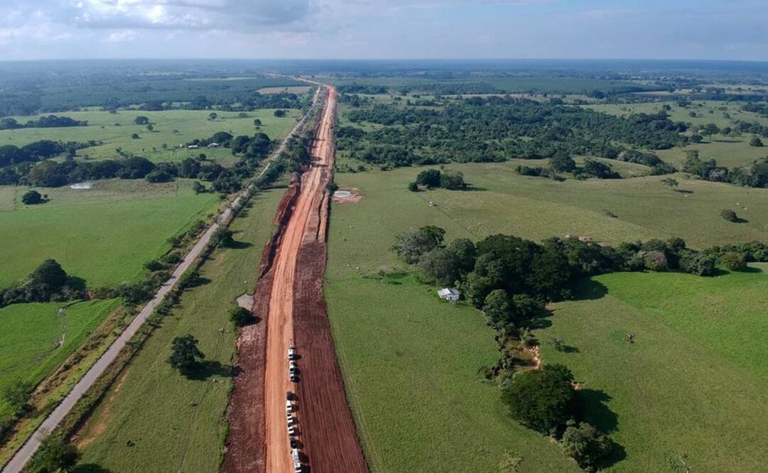 Imagen del avance de las obras del Tren Maya en Lacandón, Chiapas. El tren requiere de un derecho de vía de 40 metros. Foto: Fonatur.
