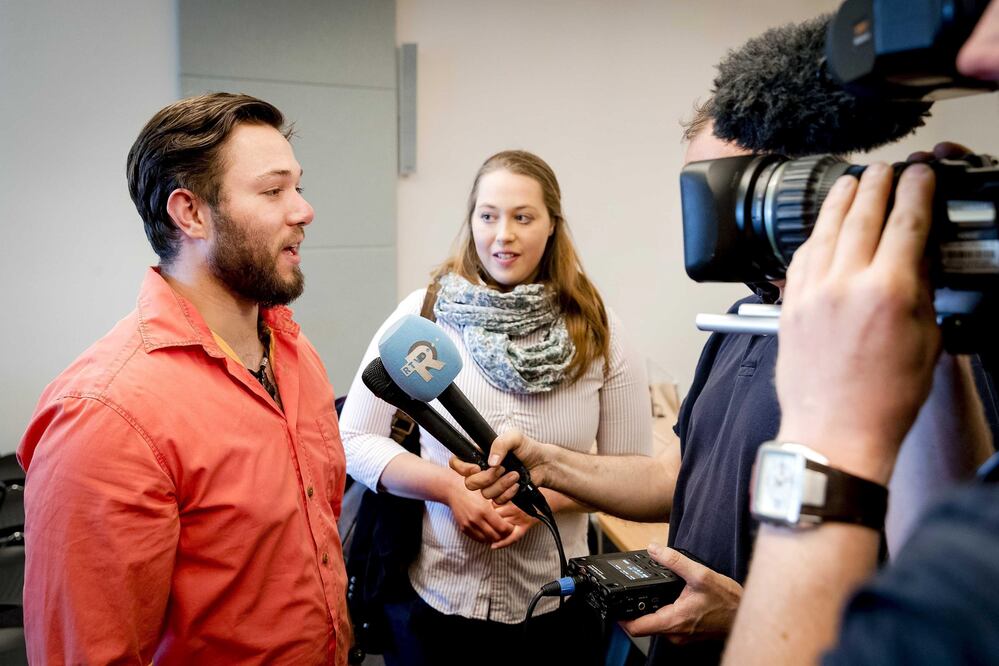 Los niños concebidos con semen donado Yonathan Heij (izq) y Merel-Lotte (c) atienden a la prensa antes de conocer la decisión de los tribunales en el caso contra el médico Jan Karbaat, en Rotterdam.(Foto: EFE)