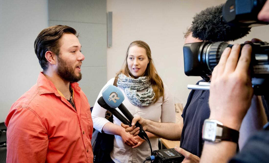 Los niños concebidos con semen donado Yonathan Heij (izq) y Merel-Lotte (c) atienden a la prensa antes de conocer la decisión de los tribunales en el caso contra el médico Jan Karbaat, en Rotterdam.(Foto: EFE)