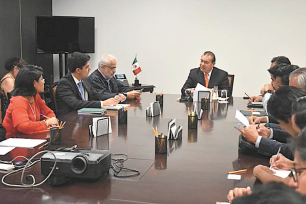 Autoridades de la Secretaría de Salud instalaron una mesa de trabajo con representantes de pasantes en servicio social de Enfermería y Medicina. Foto: TOMADA DE TWITTER