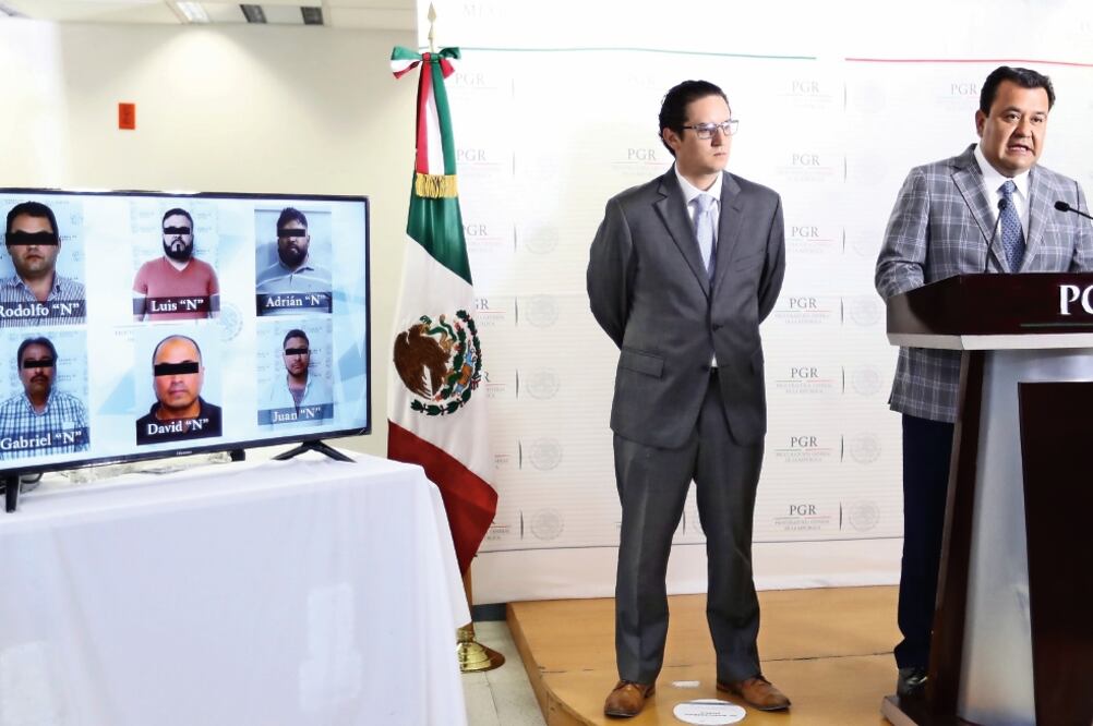 El titular de la FEADLE, Ricardo Sánchez, y el procurador Irving Barrios dieron a conocer la captura de seis presuntos autores materiales del crimen. (ARIEL OJEDA. EL UNIVERSAL)
