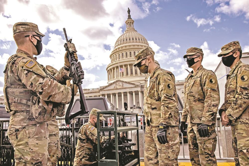 Militares se alistaban frente al Capitolio, en Washington, ante la juramentación de Joe Biden como presidente. SAMUEL CORUM. AP