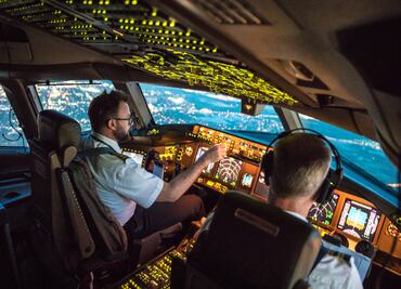 ¿Sabías que los pilotos tienen prohibido platicar antes de los 10 mil pies?