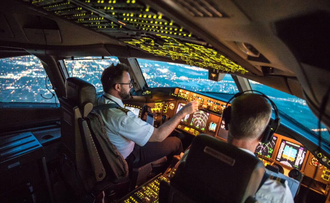 La regla de la cabina estéril indica que los pilotos no pueden platicar cuando el avión está bajo 10 mil pies. (Foto: iStock)