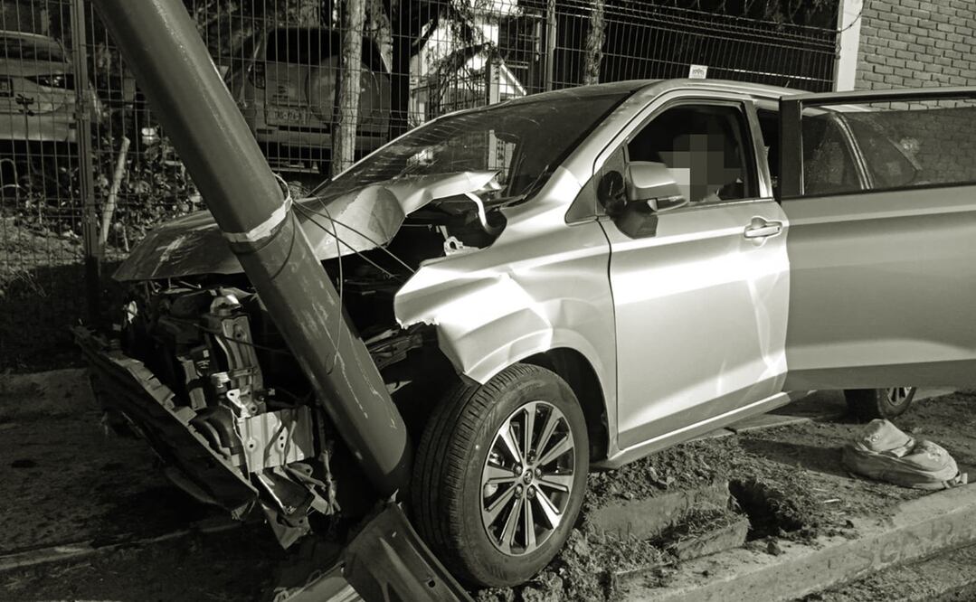 Tras el ataque, la víctima perdió el control de la unidad y se estrelló contra un poste. Foto: Especial