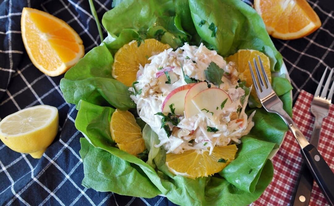 Aunque comas esto, no dejes de beber dos litros de agua natural, al menos. (Fotos: Pixabay/Pexels/Unsplash)