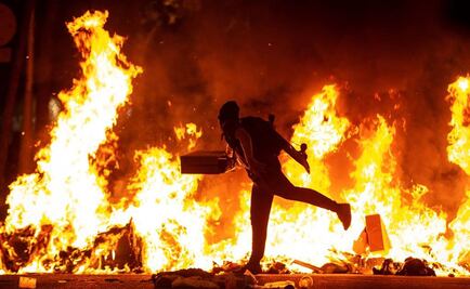 Se enfrentan policía e independentistas, en segundo día de tensión en Cataluña 