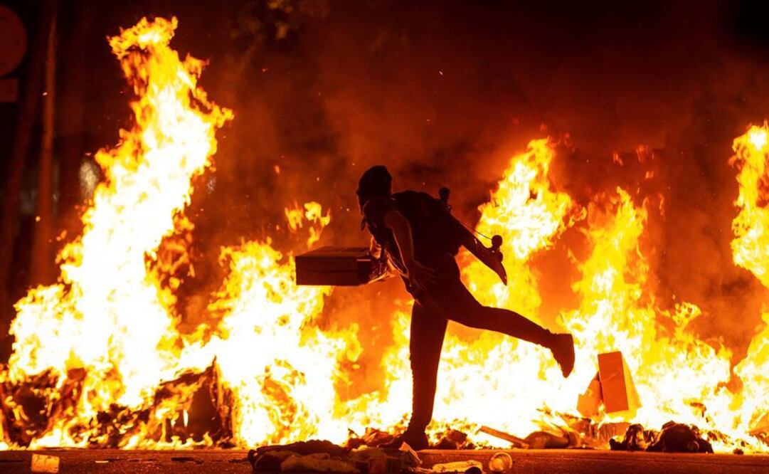 Algunos manifestantes prendieron fogatas durante las protestas en Barcelona  (Fotos: EFE)