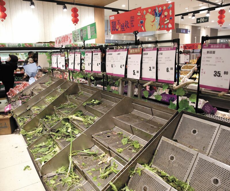 En medio de la cuarentena, habitantes compran comida de reserva en Wuhan. Foto: EFE