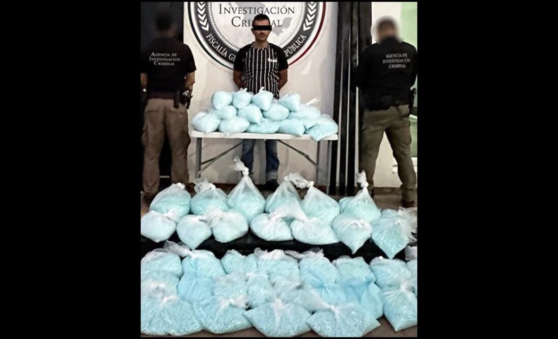 Agentes de la FGR decomisaron alrededor de 2 millones 600 mil pastillas de probable fentanilo, que estaban ocultas dentro de los rieles de un tractocamión que circulaba sobre la carretera Internacional México. Foto: especial
