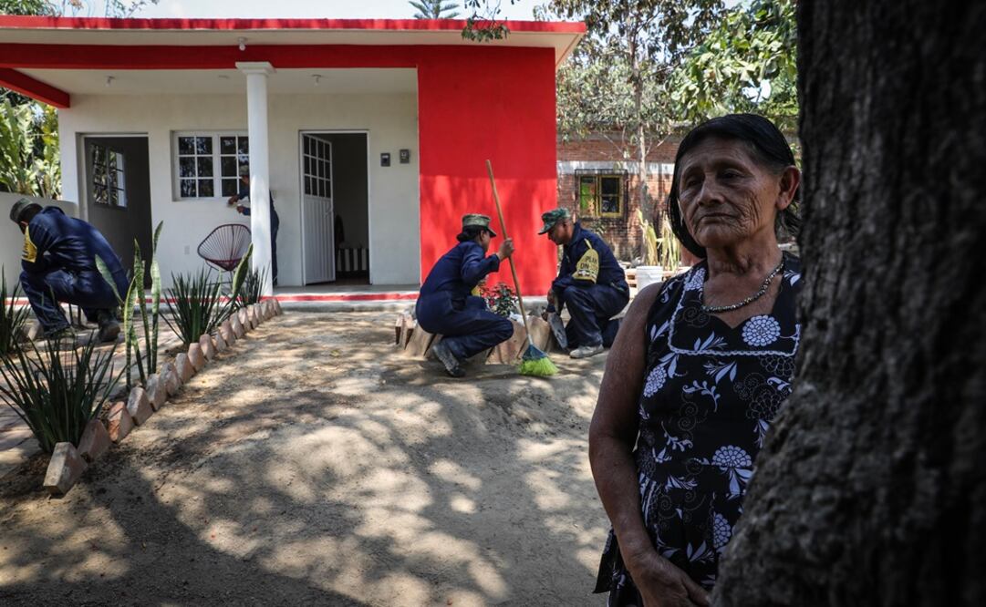 Habitantes del municipio de Jamiltepec fueron beneficiados por la Secretaría de la Defensa Nacional al haber recibido una casa nueva, tras perder sus hogares por el movimiento telúrico del 16 de febrero en Oaxaca. FOTOS: JUAN CARLOS REYES