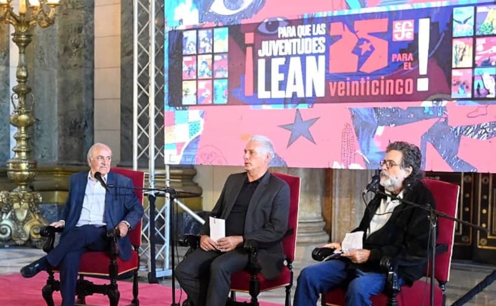 Entrega de libros del programa "25 para el 25" a jóvenes cubanos. Foto: Especial