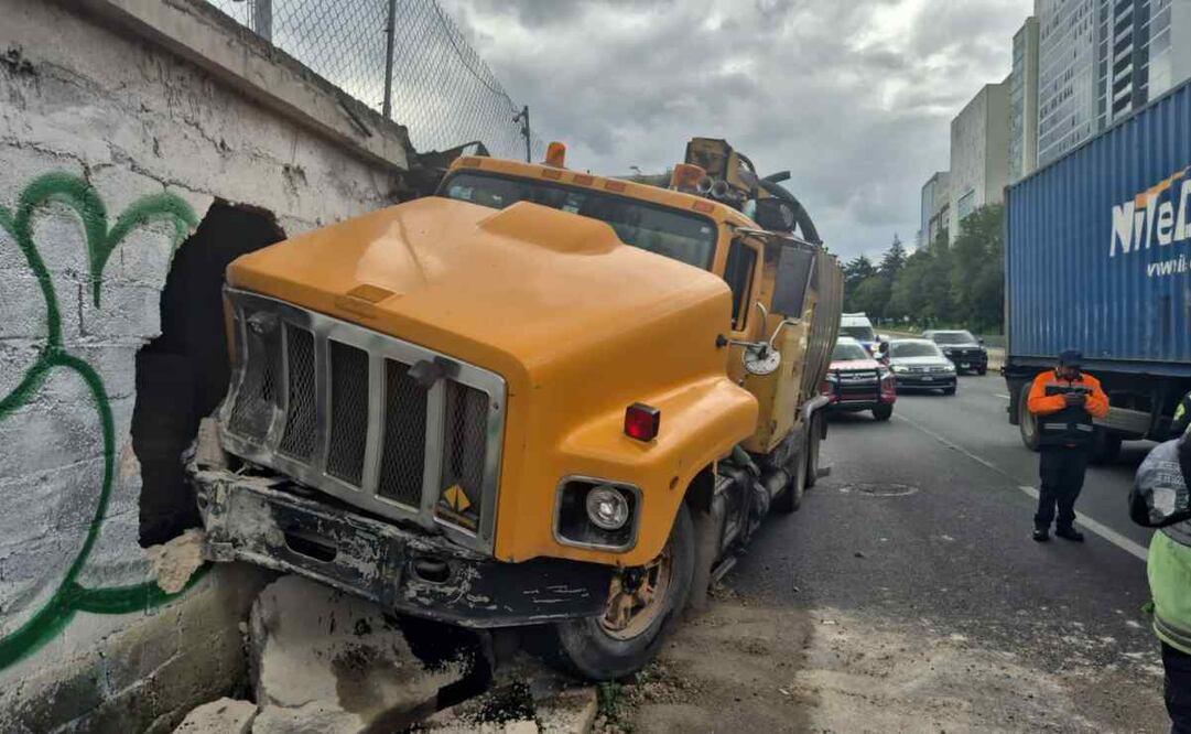 La zona fue acordonada mientras Bomberos de la Ciudad de México laboraron para retirar el camión y retirar el material de construcción que afectó la vivienda. Foto: Especial