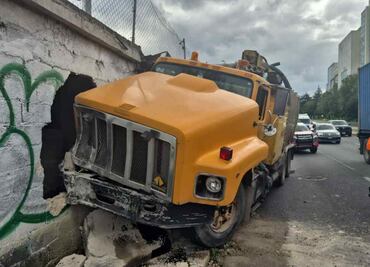 VIDEO: Camión se queda sin frenos y se impacta contra barda de casa en Santa Fe; no se reportan lesionados