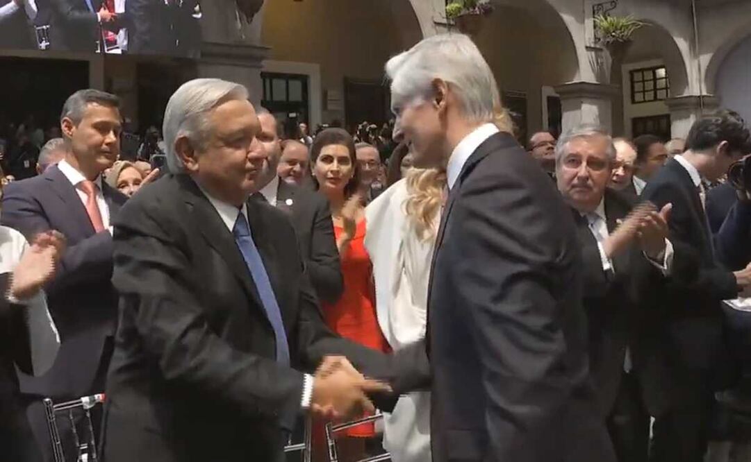 Lo que se vivió este lunes en el Palacio de Gobierno fue una ceremonia “morenizada” y aderezada con la presencia del presidente López Obrador. Foto: captura de pantalla