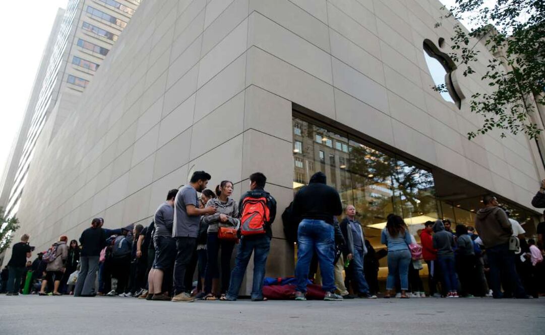 Varias personas acampan a las puertas de una tienda Apple en Sídney, Australia para ser los primeros en comprar el nuevo Iphone 6S y 6S Plus