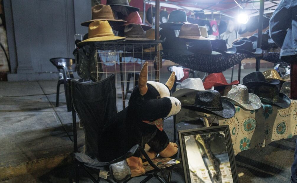 Comienzan a llegar algunos fans a la plaza de toros donde realizan compras de sombreros símbolo del género musical. Foto: Yaretzy M. Osnaya/EL UNIVERSAL.