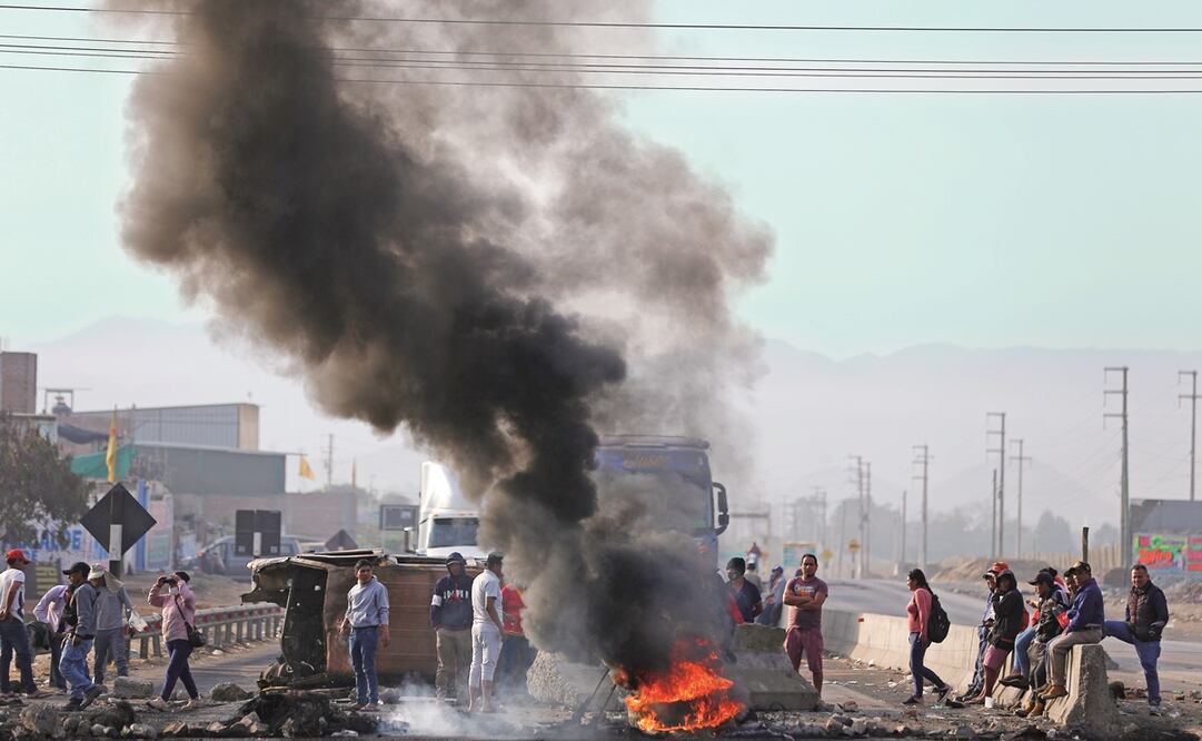 Seguidores del exmandatario de Perú, Pedro Castillo, bloquean la Carretera Panamericana Norte en Virú. Hugo Curotto / AP
