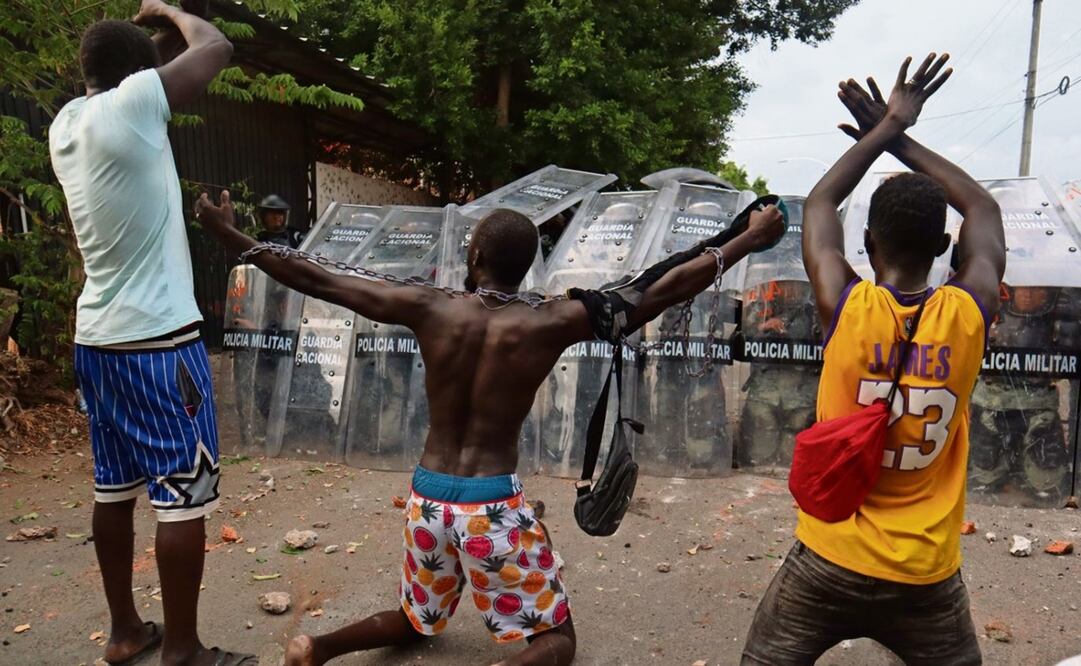 Los inconformes lanzaron piedras a los policías. Foto: María de Jesús Peters/EL UNIVERSAL