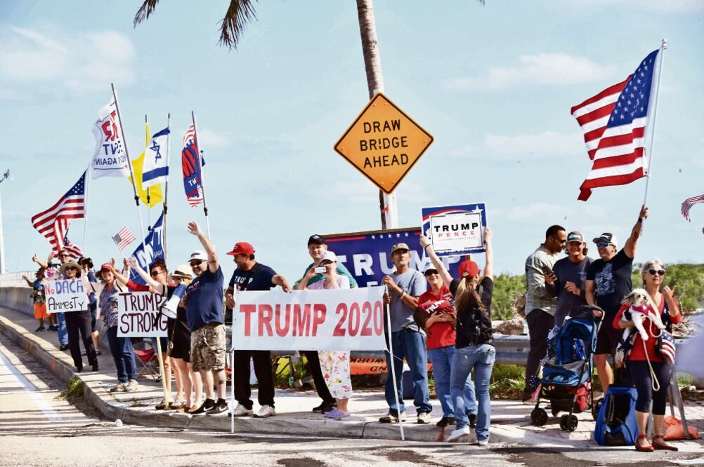 Simpatizantes del presidente Donald Trump se manifestaron ayer para mostrar su apoyo, cerca de su residencia en Mar-a-Lago, en West Palm Beach. (NICHOLAS KAMM. AFP)