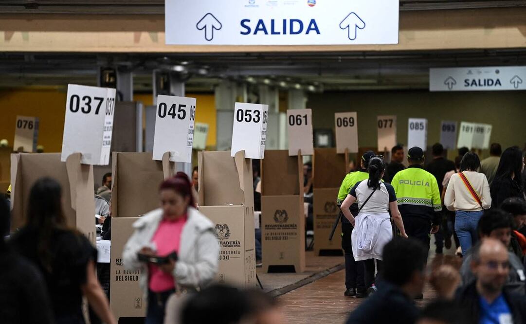 Colegio electoral durante las elecciones regionales, en Bogotá el 29 de octubre de 2023. Los colombianos acuden a las urnas para elegir nuevos alcaldes, concejales municipales, gobernadores y legisladores en asambleas regionales para el período 2024-27.(Photo by Juan BARRETO / AFP)