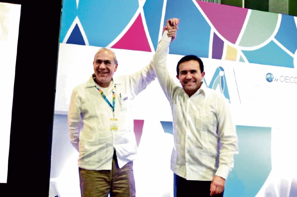 José Ángel Gurría, secretario general de la OCDE, e Ildefonso Guajardo, secreta r io de Economía, durante la reunión del organismo sobre economía digital (ESPECIAL)