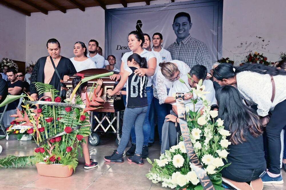 En la Plaza Bicentenario se congregaron unas 6 mil personas para acompañar a la familia de Alejandro Chávez. (CARLOS ARRIETA. EL UNIVERSAL)