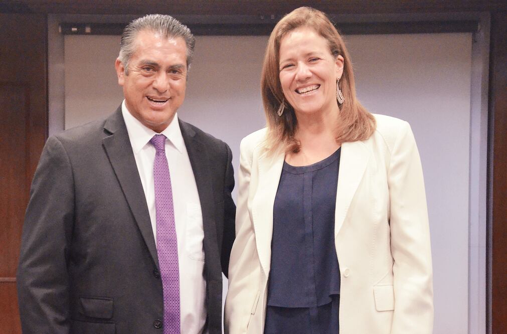 En plan conciliador, El Bronco saludó ayer a Margarita Zavala, esposa del ex presidente Felipe Calderón, con quien sostuvo un ríspido intercambio de descalificaciones. Foto: EMILIO VÁSQUEZ. EL UNIVERSAL