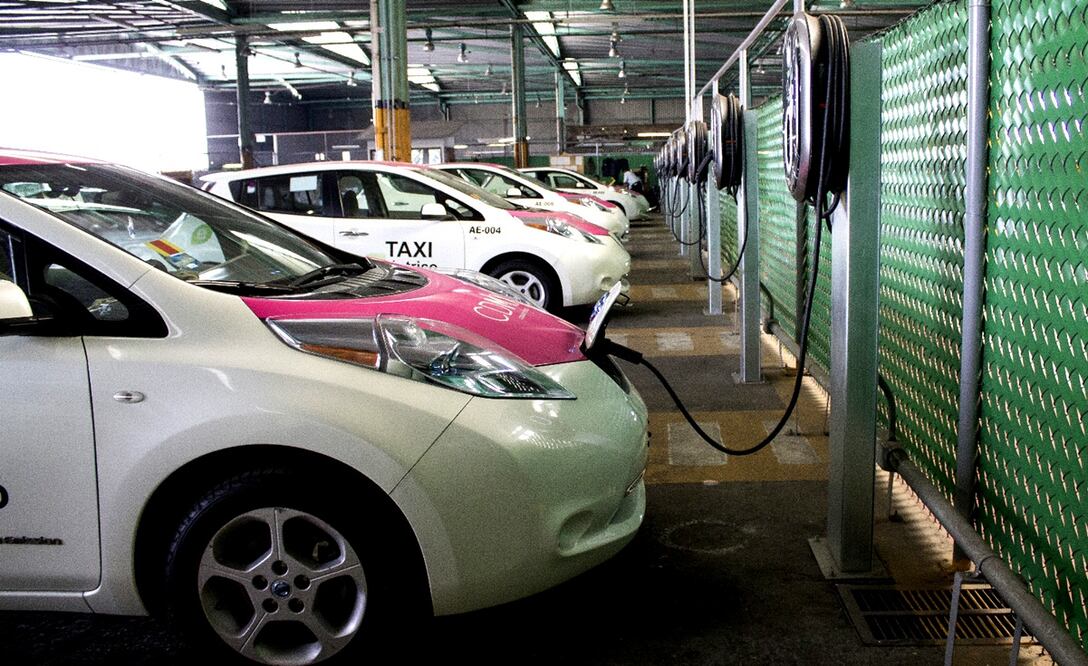 Senadores argumentaron que la tendencia de adquirir autos eléctricos va en aumento en nuestro país, no es así en la infraestructura para cargar este tipo de vehículos, pues se encuentra estancada. Foto: archivo/EL UNIVERSAL