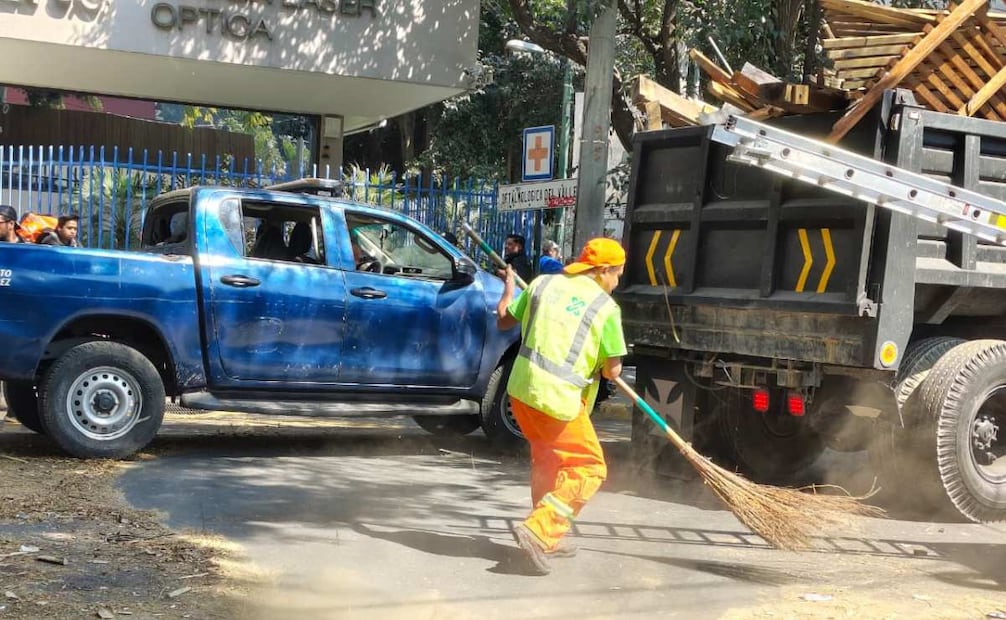 Retiran pérgolas que impedían el libre tránsito peatonal en la alcaldía Benito Juárez; priorizan seguridad peatonal