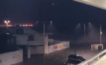 Vientos provocan que mar inunde calles de Boca del Río