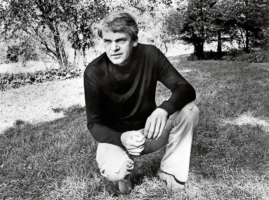 Milan Kundera, en un parque de Praga, en octubre de 1973. Foto: AFP