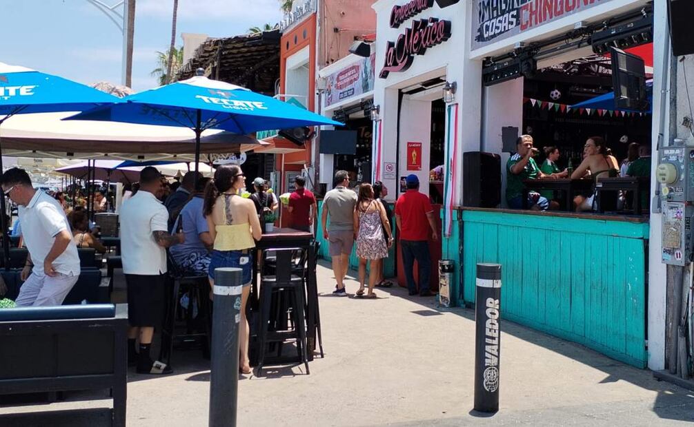 Aplausos, sonrisas y festejos se multiplicaron entre los asistentes que seguían el debut de la selección mexicana desde esta capital.
FOTO: GLADYS NAVARRO